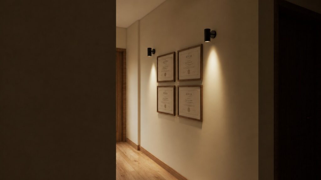 Corredor do Du & Ich com certificados em molduras de madeira e luminárias pretas direcionadas. - Design de interiores em Nuremberg Studio Du & Ich 6 - Corredor - 1a